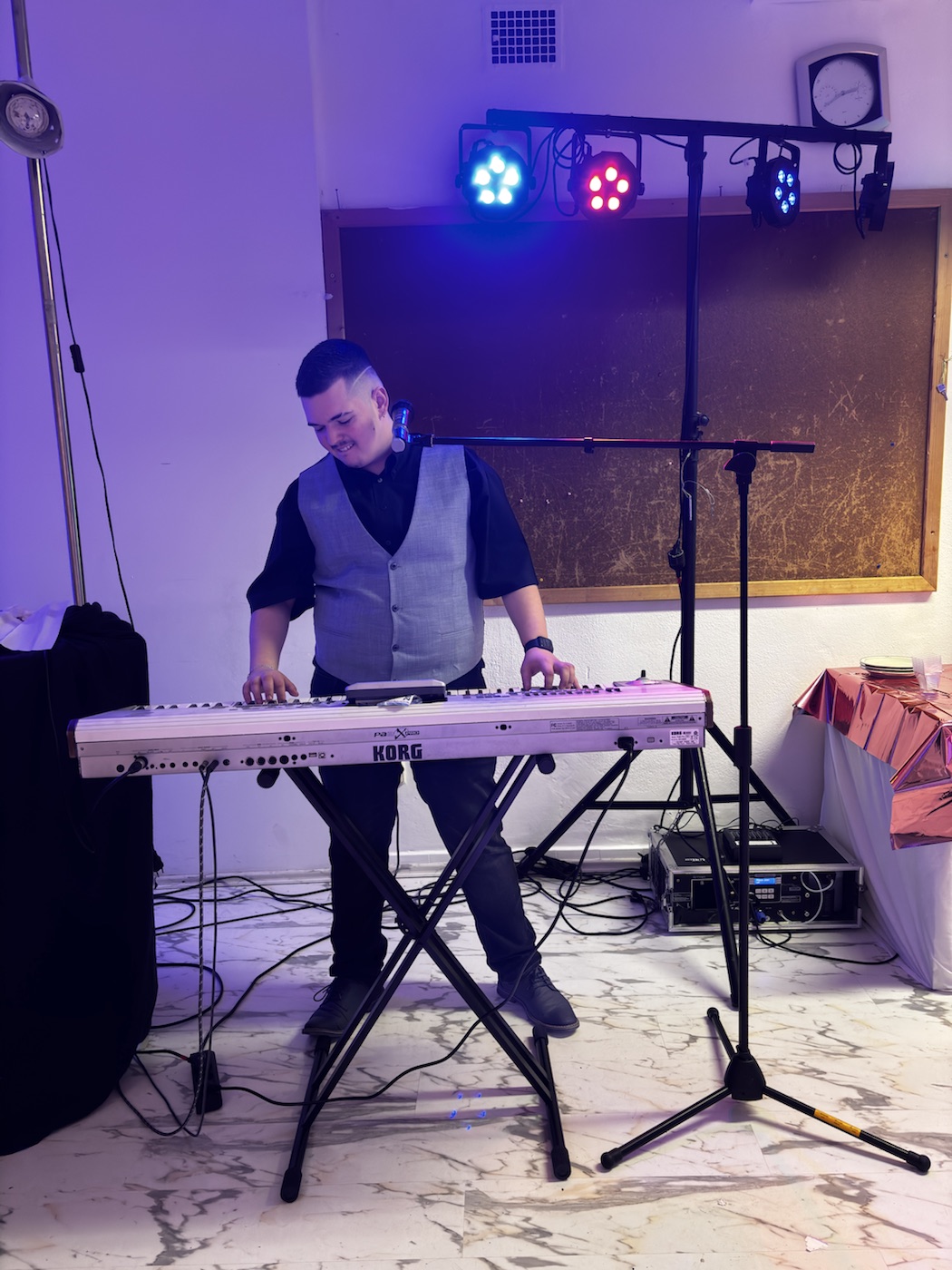 DJ Mundi cântă la clape la un eveniment de familie