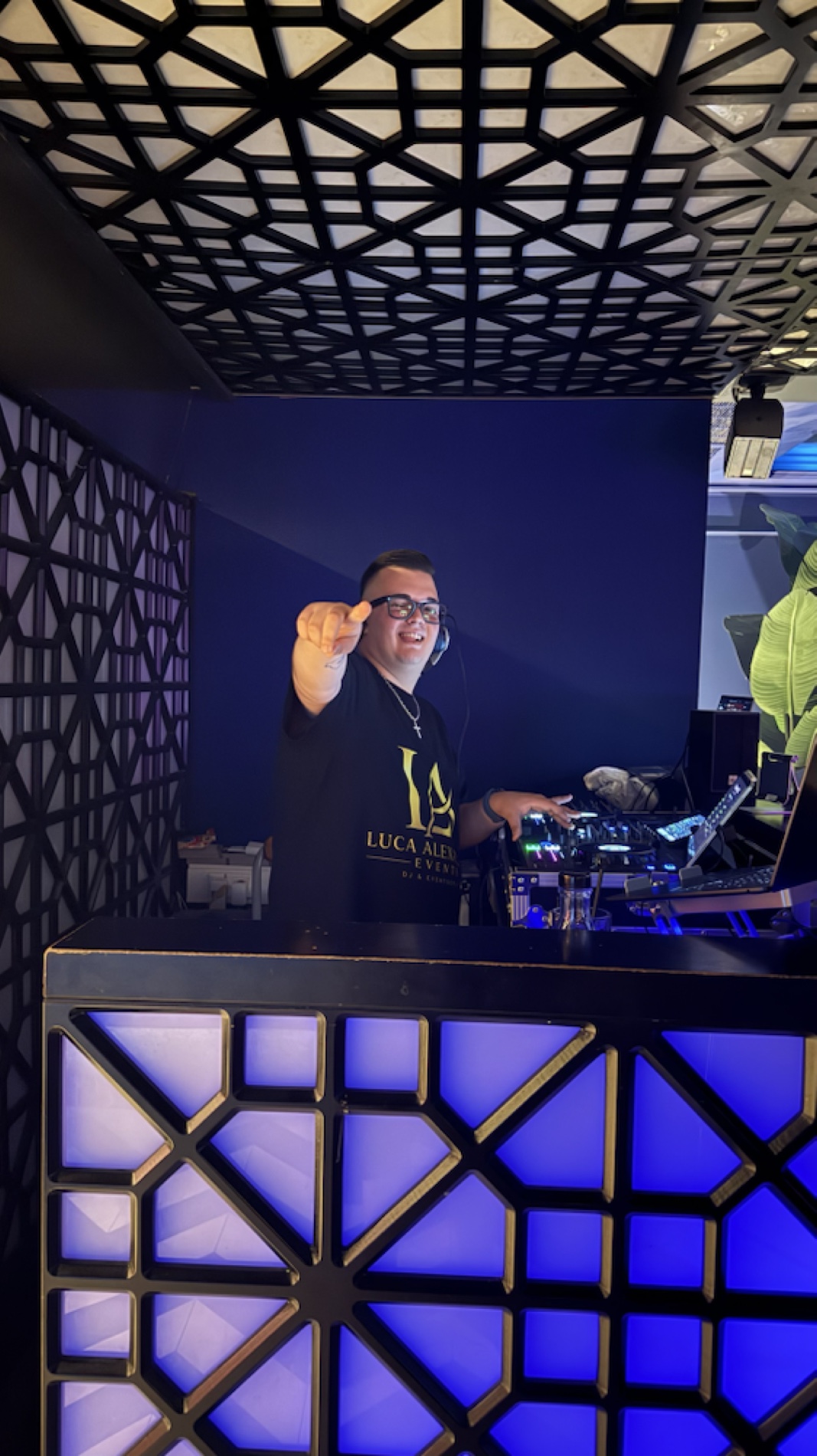 DJ Mundi la pupitrul DJ iluminat