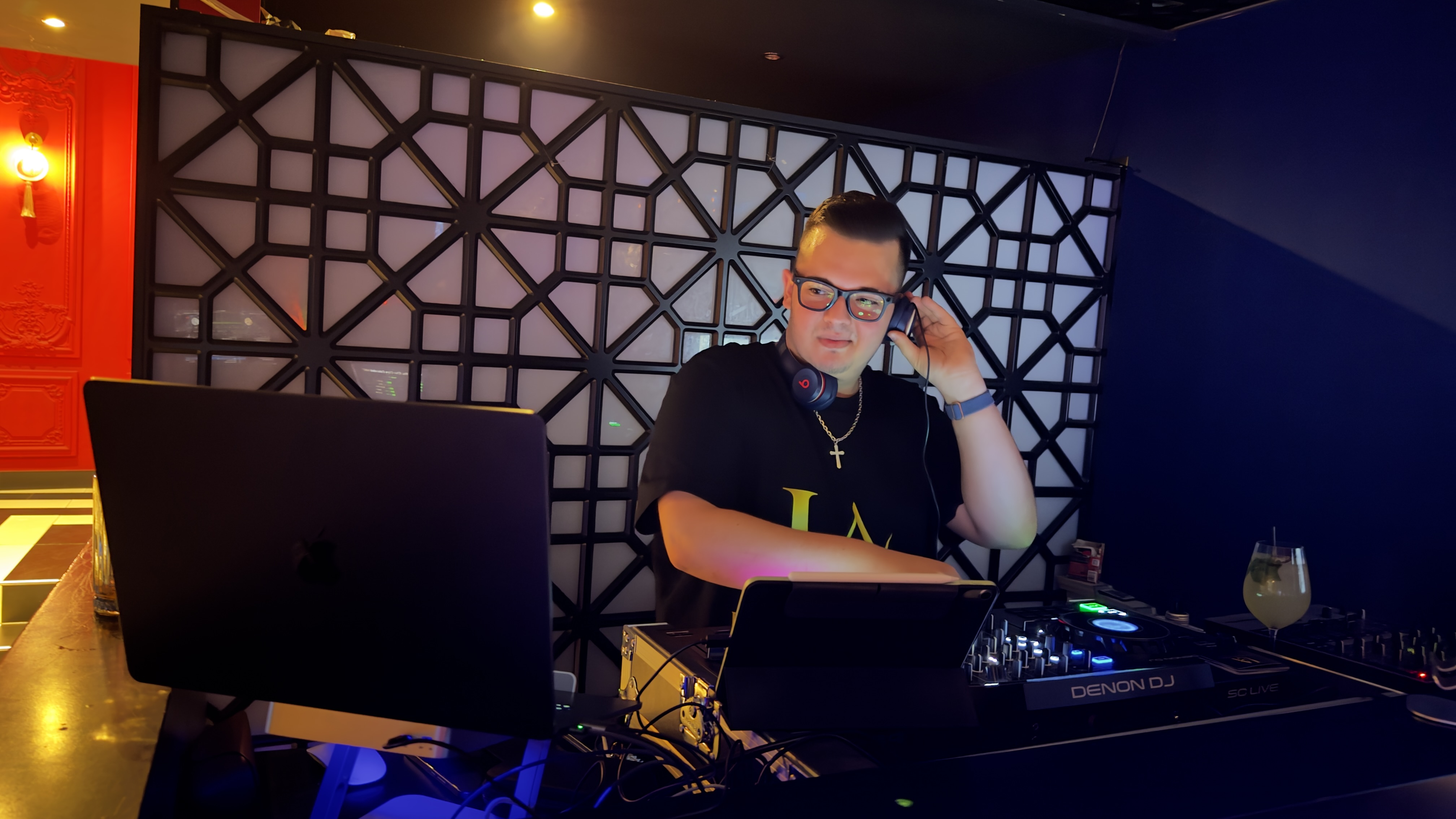 DJ Mundi la pupitrul DJ iluminat