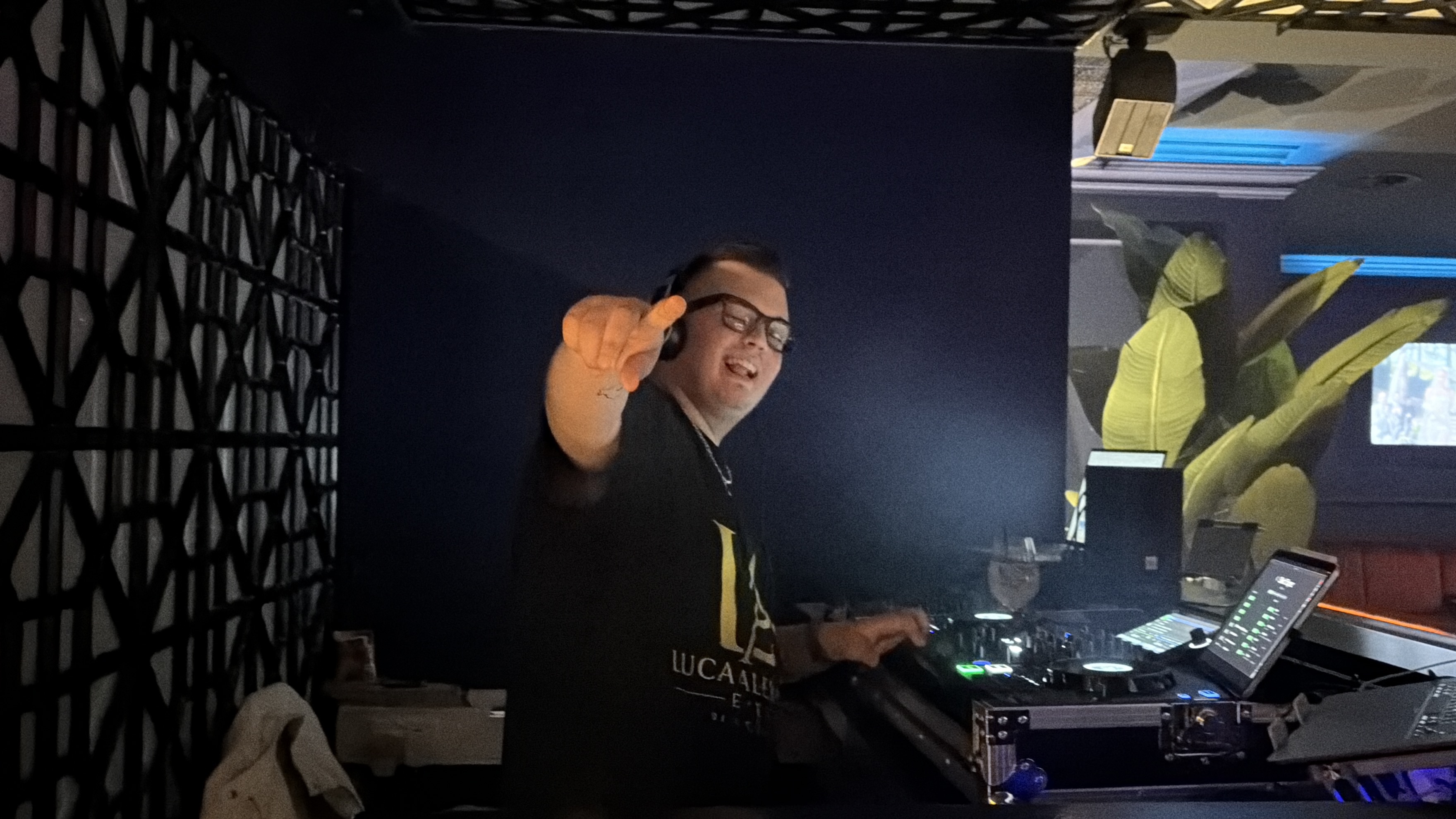 DJ Mundi în timpul unui eveniment
