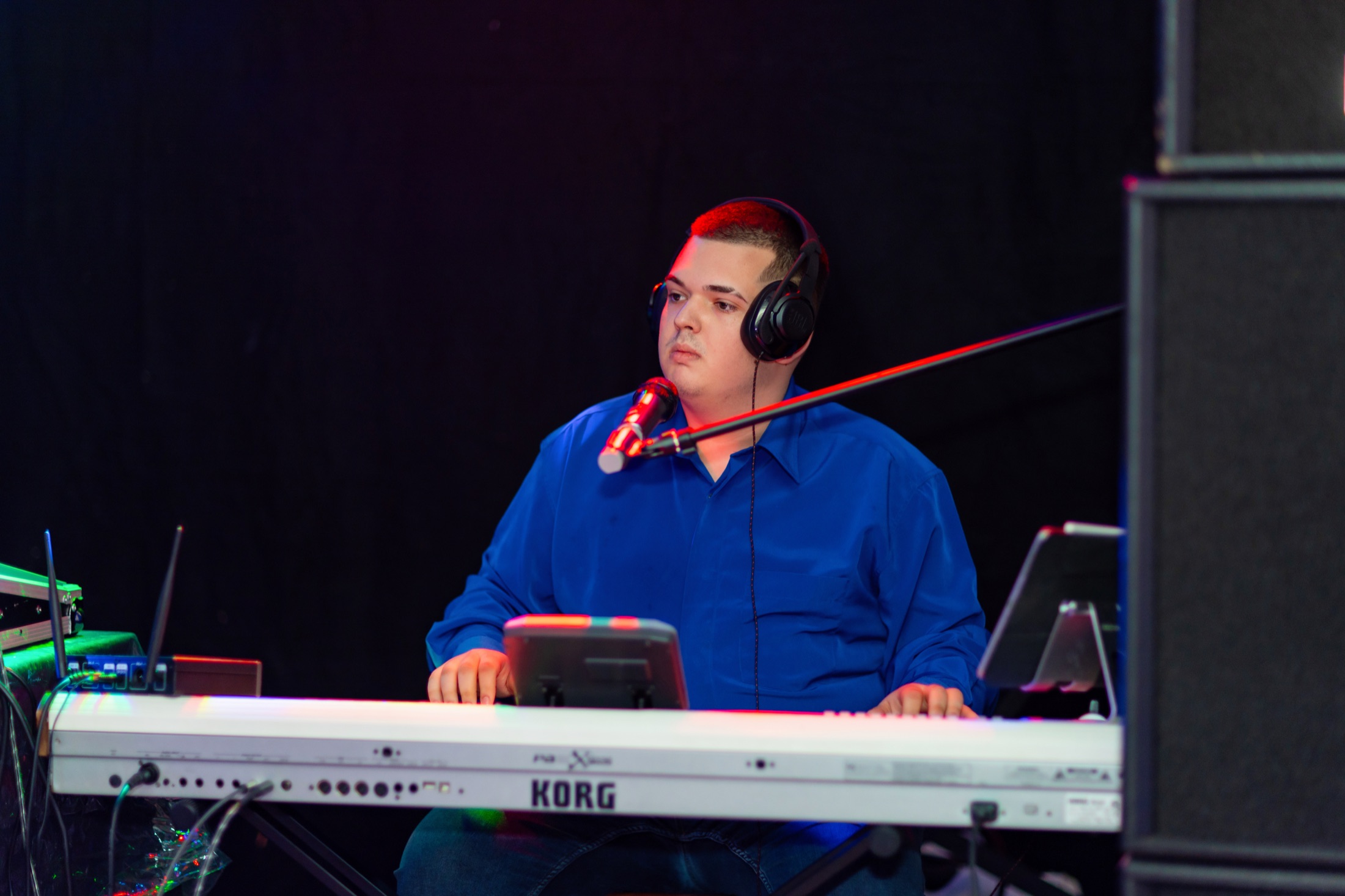 DJ Mundi cântă la clape Korg