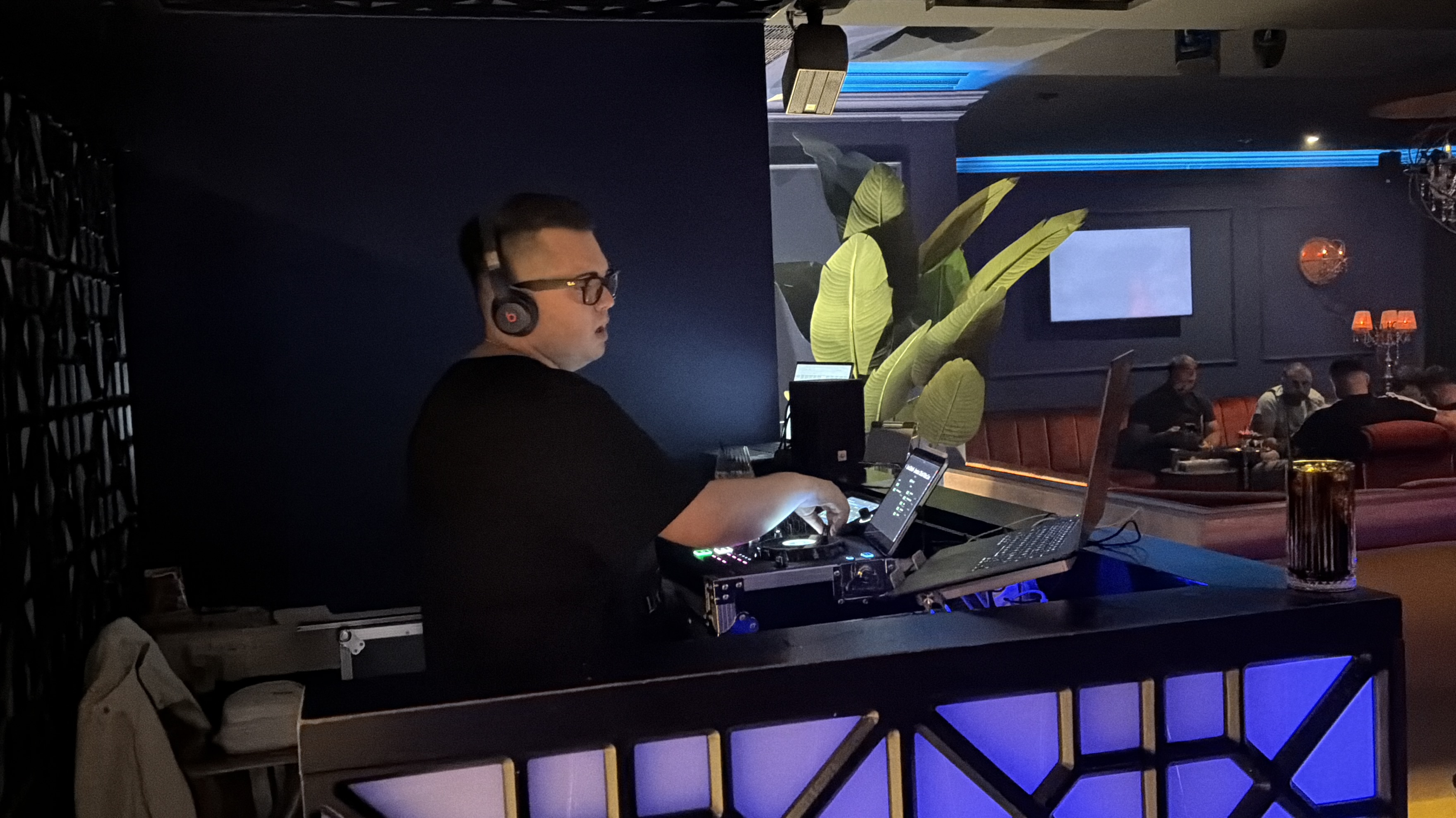 Pupitru DJ și invitați la Grace