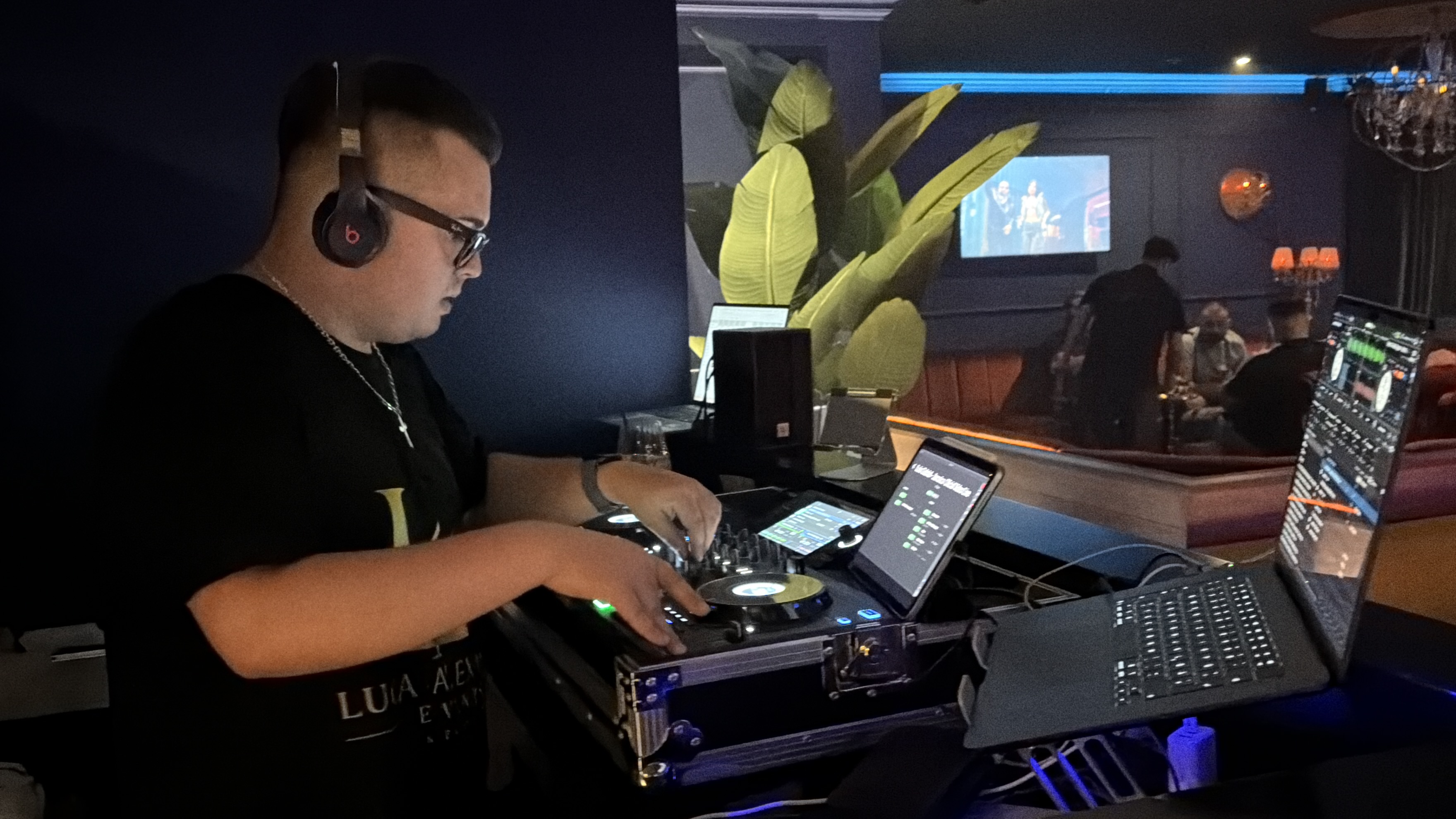 DJ Mundi lucrează la controller